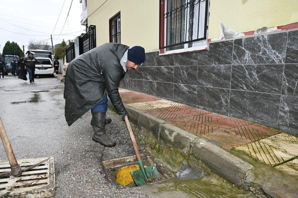 Manisa'da ekipler yağışa karşı sahada