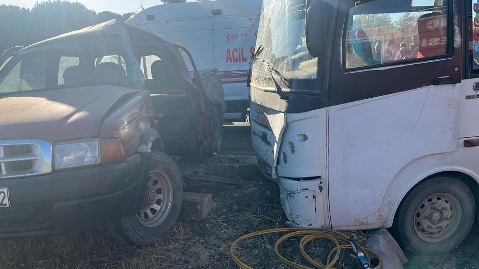 İşçi minibüs ile hafif ticari araç çarpıştı