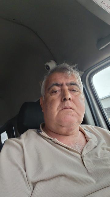 KALP KRİZİ VAKASINA GİDEN AMBULANSIN ANAHTARI KAYBOLDU, ÇAĞRILAN İKİNCİ AMBULANSLA GÖTÜRÜLDÜĞÜ HASTANEDE ÖLDÜ SAĞLIK GÖREVLİLERİNİN, HASTA YAKINLARININ VE KOMŞULARIN AMBULANSIN KAYBOLAN ANAHTARINI ARAMASI SANİYE SANİYE GÖRÜNTÜLENDİ