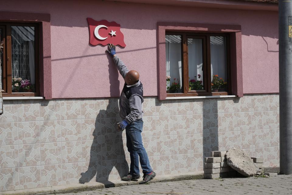 BÖYLE SEÇİM VAADİ GÖRÜLMEDİ...SEÇİLMEDEN İCRAATA BAŞLADI SEÇİM VAADİNİ YERİNE GETİRMEK İÇİN TÜM KÖYÜN EVLERİNİ RENGARENK BOYUYOR BODRUMLU GEMİ KAPTANI SENELER SONRA BURSA'DA DOĞUP BÜYÜDÜĞÜ KÖYÜNDE MUHTAR ADAYI OLDU, SEÇİM VAADİ OLARAK TÜM KÖYÜN EVLERİNİ BOYAMA SÖZÜ VERDİ