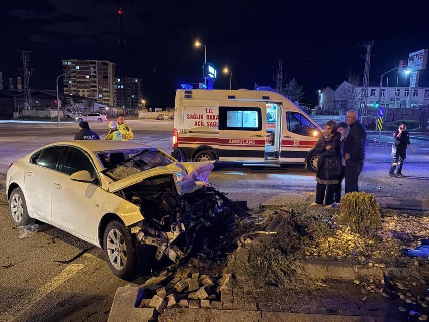 SUV araç ile otomobil çarpıştı: 4 yaralı
