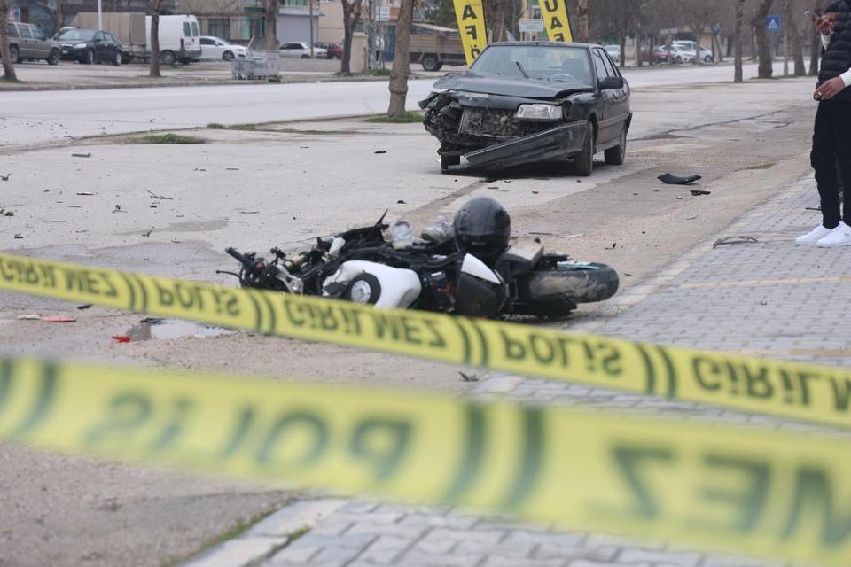 Bayram günü yaşanan kazada ağır yaralanan motosikletli genç kurtarılamadı