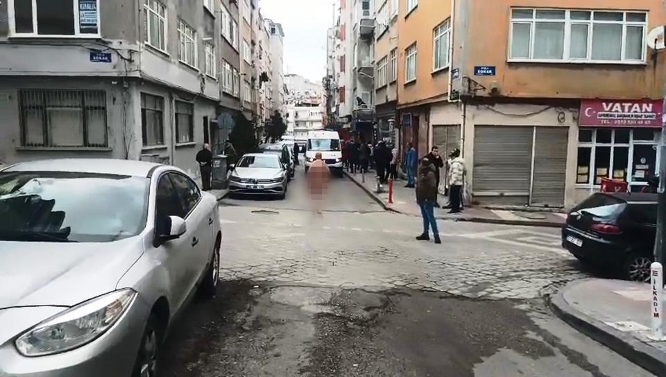 Çıplak halde caddede dolaşan şahıs yakalandı
