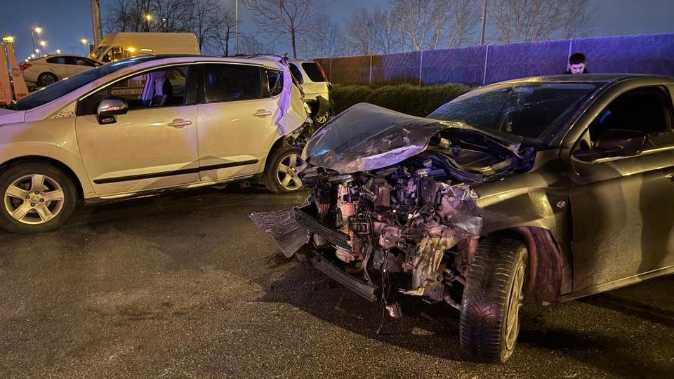 Duman kapladı, frenler yetmedi: 13 kişinin yaralandığı zincirleme kaza böyle yaşandı