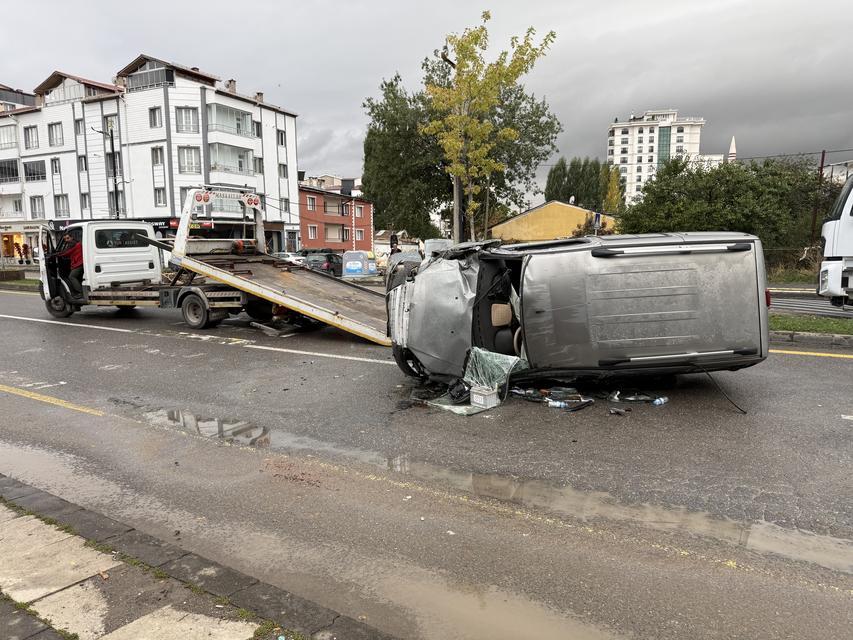 Ağaca çarpan araç yan yattı: 4 yaralı