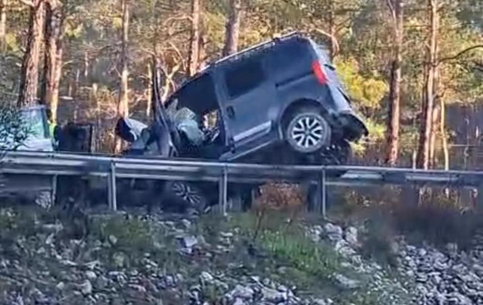 Ticari araç ile otomobil çarpıştı: 4 yaralı