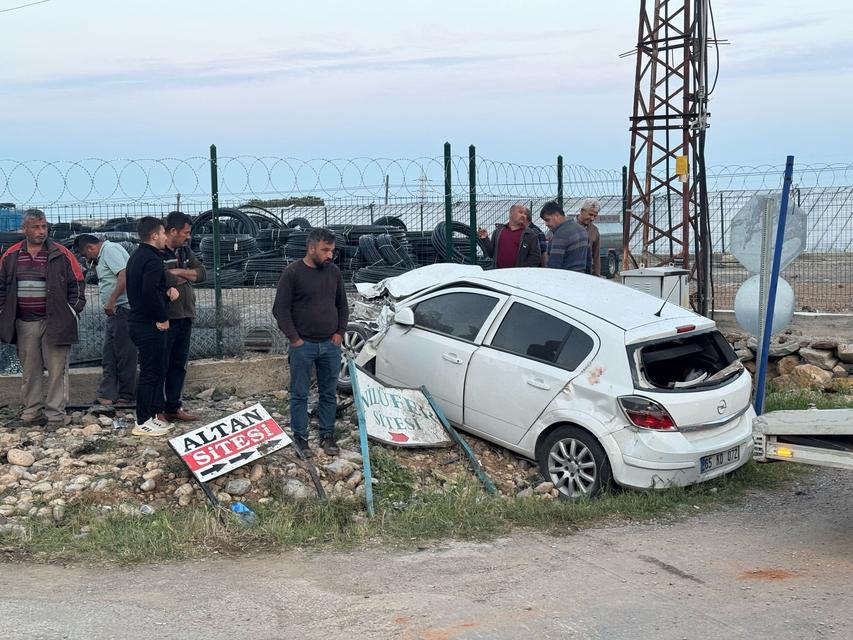 MERSİN'DE KAMYONET İLE OTOMOBİL ÇARPIŞTI: 1 ÖLÜ, 5 YARALI