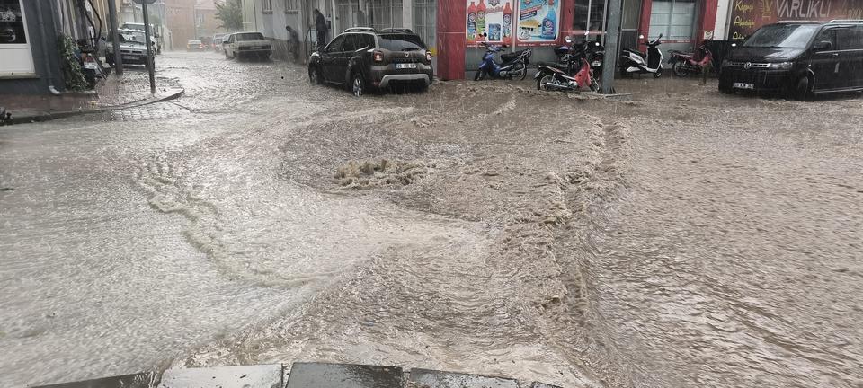 ANİDEN BASTIRAN SAĞANAK YAĞIŞ TAVAS'TA TAŞKINA NEDEN OLDU