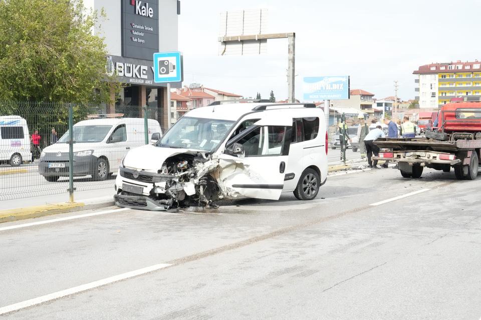 KARŞI ŞERİDE GEÇEN ARAÇ DEHŞET SAÇTI: 8 YARALI