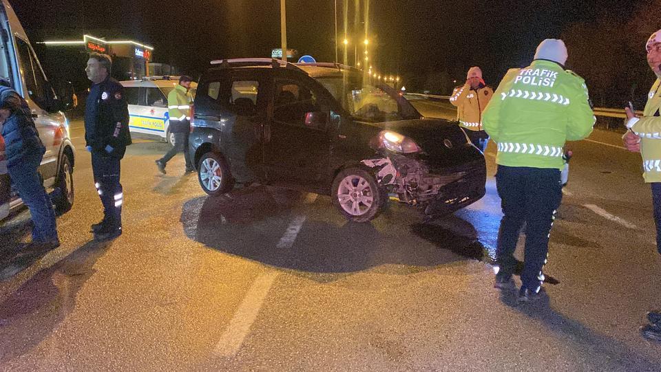 Otomobil ile hafif ticari araç çarpıştı: 5 yaralı