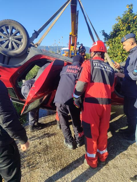 KONTROLDEN ÇIKAN OTOMOBİL SU KANALINA UÇTU: 1 ÖLÜ