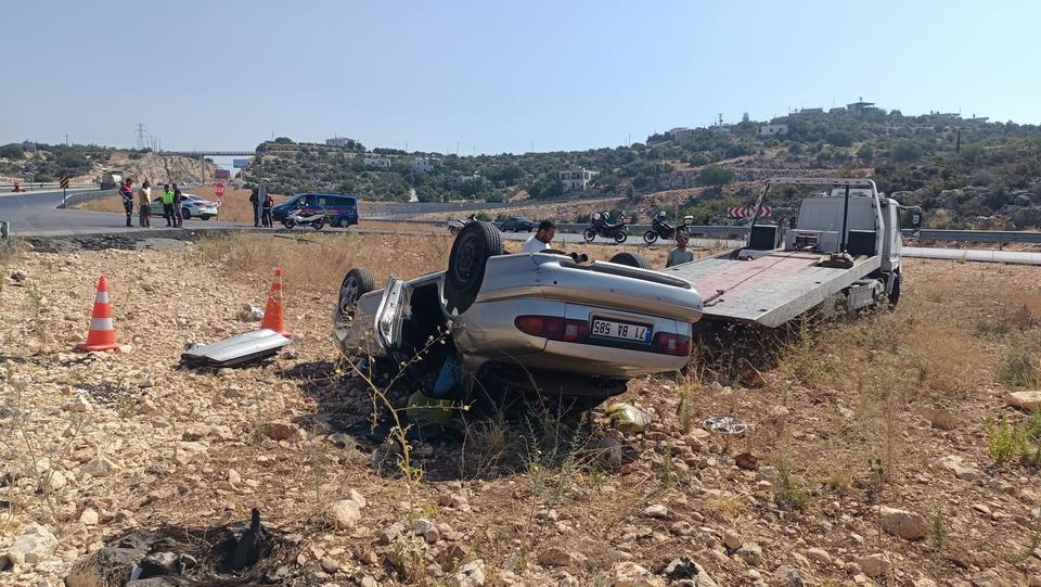 OTOMOBİL KARŞI ŞERİDE GEÇİP TAKLA ATTI: 1 ÖLÜ, 1 YARALI