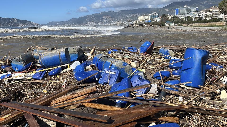 TAŞAN ÇAYDAKİ İŞLETME YIKILDI, SULARA KAPILMAK ÜZERE OLAN BİR KÖPEK SON ANDA KURTARILDI EVLERİN ZEMİN KATLARI SULAR ALTIN KALDI, SAHİL EŞYALAR İLE DOLDU SU TAŞKINI DRONE İLE HAVADAN GÖRÜNTÜLENDİ
