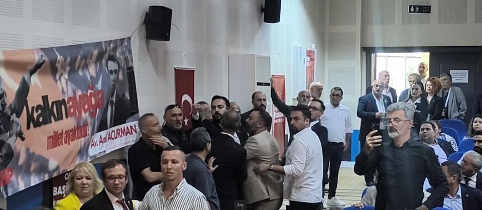 CHP kongresinde kavga: Tekme ve tokatlar havada uçuştu