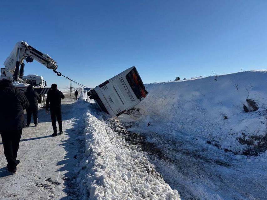 Yolcu otobüsü devrildi: 6 yaralı