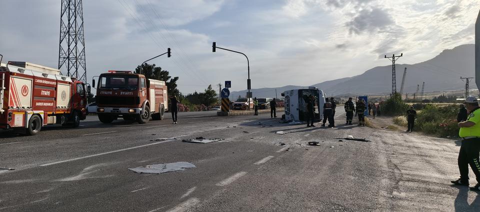 Öğrenci servisi devrildi: 17 yaralı