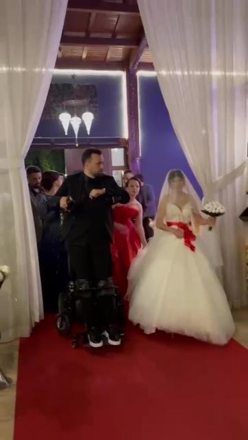 OKUL YILLARINA DAYANAN ARKADAŞLIKLARI ENGEL TANIMAYAN AŞKA DÖNÜŞTÜ TRAFİK KAZASI SONRASI TEKERLEKLİ SANDALYEYE MAHKUM KALDI HAYATA KÜSMEDİ, SEVDİĞİ KADINLA EVLENDİ "AŞK ENGEL TANIMAZ" SÖZÜNÜN CANLI ÖRNEĞİ OLDULAR "EŞİM GÜZEL, BEN YAKIŞIKLIYIM, HAYAT GÜZEL"