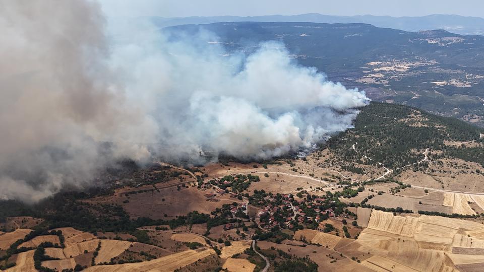 ORMAN YANGININDA ALEVLER YERLEŞİM YERLERİNE DOĞRU İLERLİYOR ARAZİ ŞARTLARI HAVADAN MÜDAHALEYİ YOĞUNLAŞTIRDI