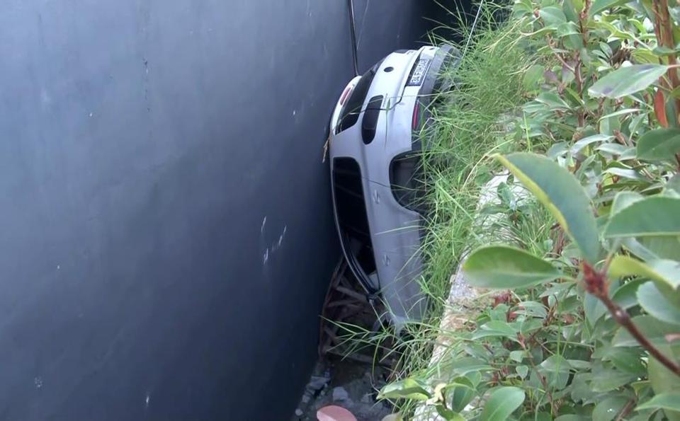 Direksiyon hakimiyetini kaybeden sürücü boşluğa düştü