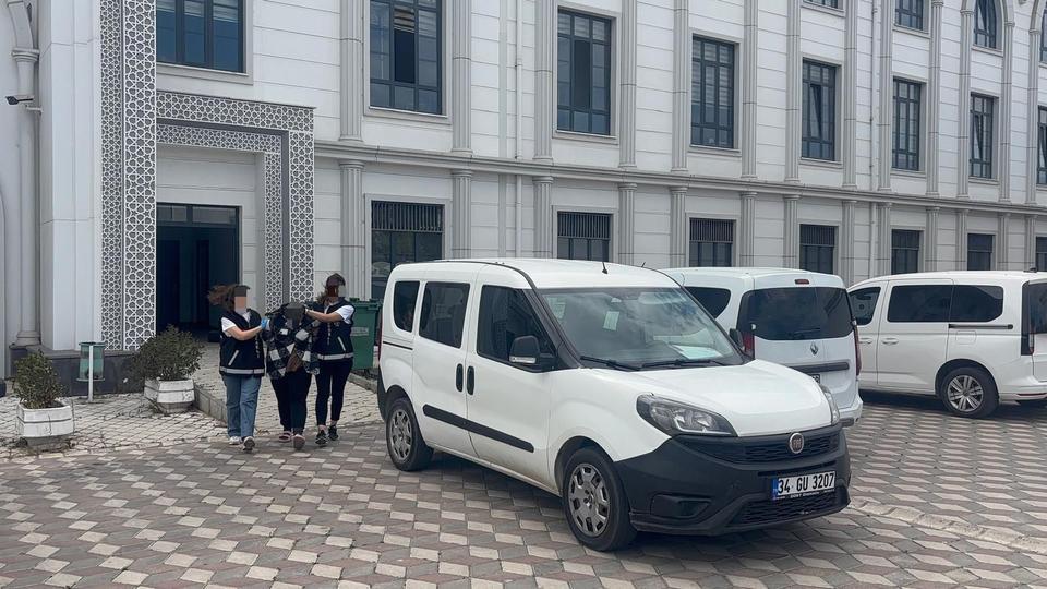 BABASINI ÖLDÜREN ANNESİNİN GÖZYAŞLARINI MAHKEME SALONUNDA SİLDİ "AĞLAMA, ACIYOR MU" KOCASINI ÖLDÜREN KADINA MÜEBBET HAPİS TALEBİ CİNAYETLE YARGILANAN ANNESİNİN GÖZYAŞLARINI SİLEN ÇOCUKTAN YÜREK YAKAN SÖZLER