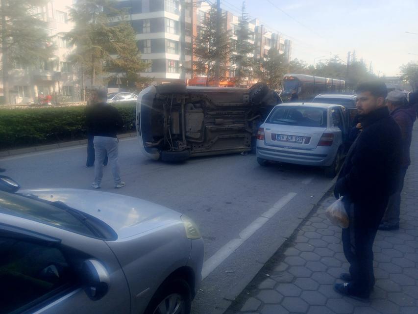 Park halindeki araçlara çarpan otomobil yan yattı: 1 yaralı