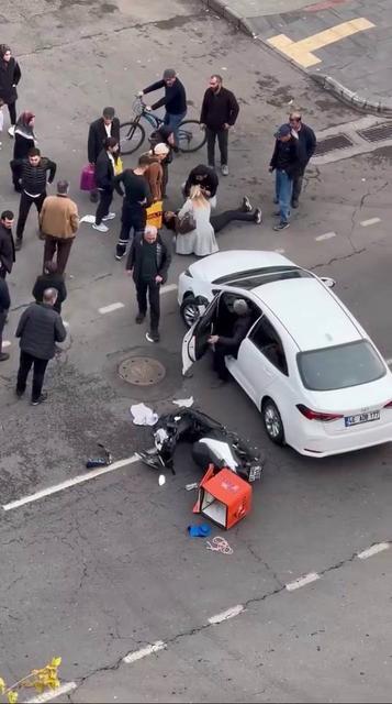 Otomobilin çarptığı motosikletli kurye yaralandı