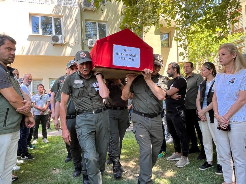 İZMİR'DEKİ YANGINDA ŞEHİT OLAN ORMAN PERSONELİNİN CENAZESİ TÖRENLE MEMLEKETİNE UĞURLANDI
