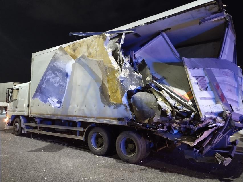 Yolcu otobüsü tıra çarptı: 10 yaralı