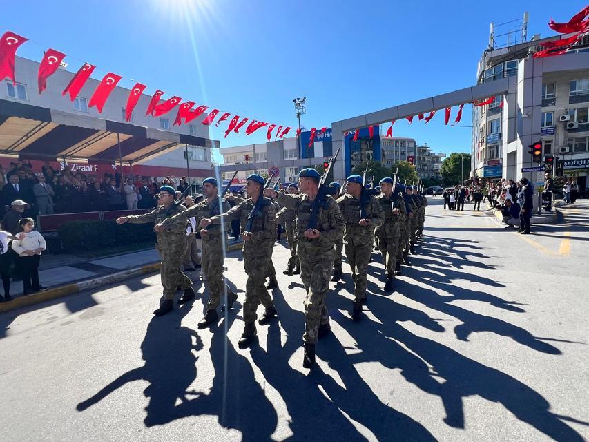 Resmi Geçit Töreninde Askerlerimize Alkış Yağdı