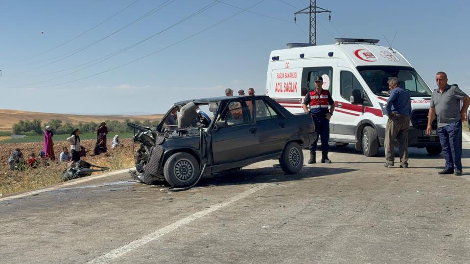 İki araç kafa kafaya çarpıştı: 1 ölü, 4 yaralı