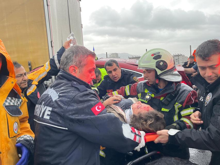 TIRA ARKADAN ÇARPAN LÜKS OTOMOBİL HURDAYA DÖNDÜ: 2 YARALI