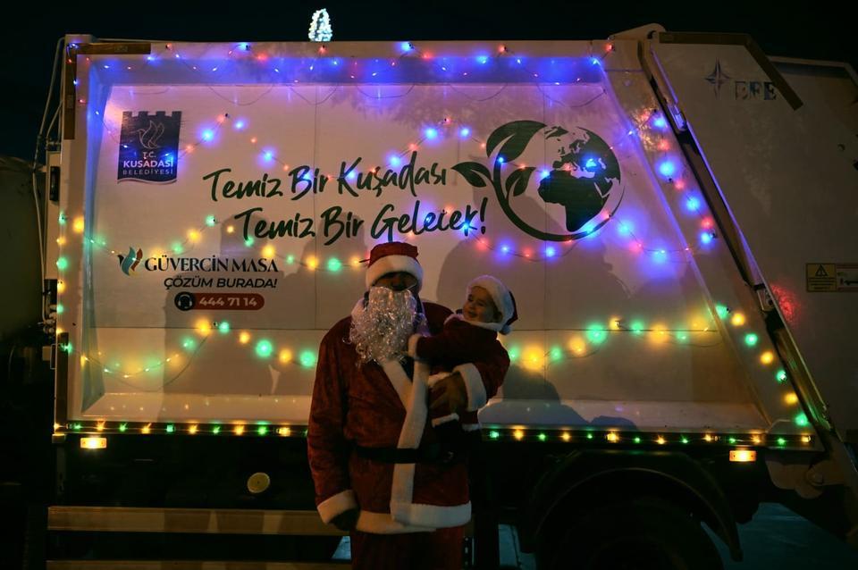 Kuşadası Belediyesi’ne ait çöp kamyonlarını ışıklarla süslendi