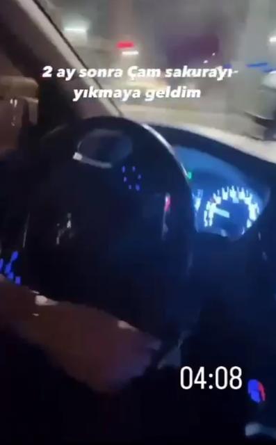 İSTANBUL'DA "DRİFT" YAPAN SPİKER KAMERADA: "ÇAM SAKURA'YI YIKMAYA GELDİM" NOTUYLA PAYLAŞTI POLİS TARAFINDAN YAKALANAN KADINA 33 BİN LİRA İDARİ PARA CEZASI UYGULANDI