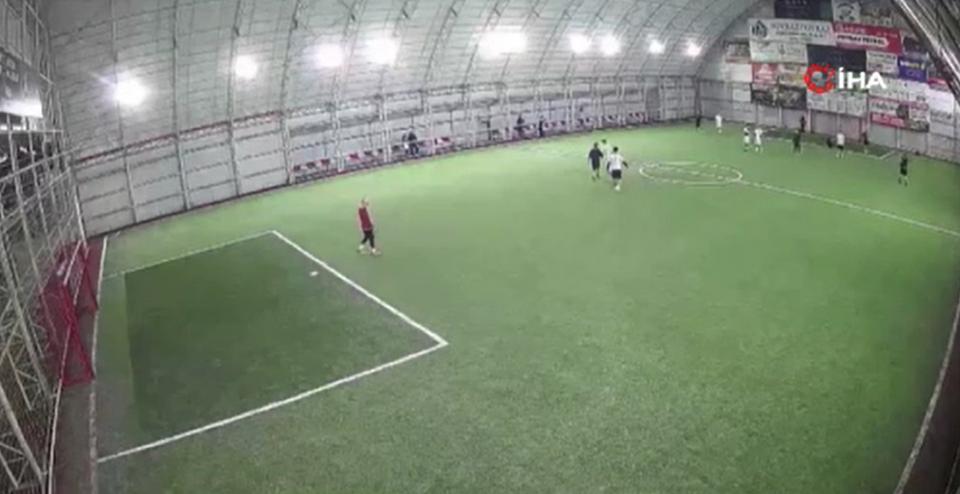 Halı sahada kalp krizi geçiren öğretmen hayatını kaybetti