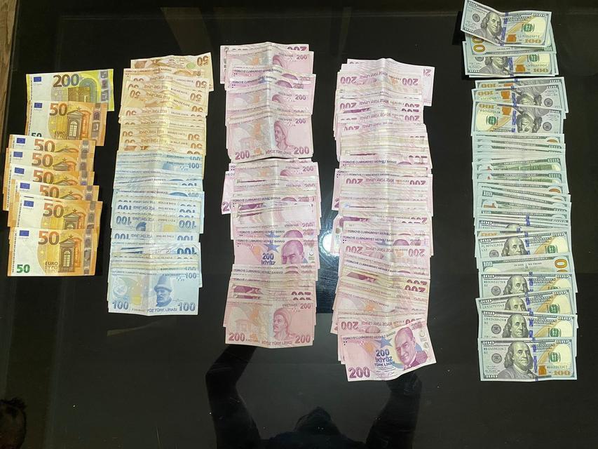İZMİR'DEKİ 50 MİLYONLUK RÜŞVET OPERASYONUNUN 77 ŞÜPHELİSİ ADLİYEDE GÜMRÜK RÜŞVETÇİLERİ ADLİYEDE: MEMURLAR, ŞİRKET MÜDÜRLERİ, ŞİRKET ORTAKLARI VAR