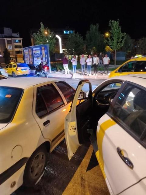 2 otomobil kafa kafaya çarpıştı: 2 yaralı