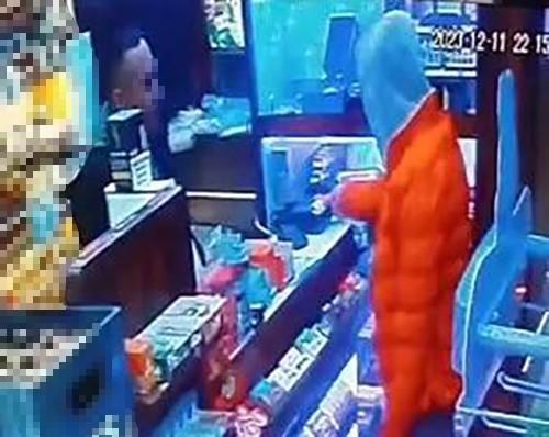 ÇALDIKLARI ÇANTADAKİ KREDİ KARTININ TEMASSIZ LİMİTİNDEN FAYDALANAN HIRSIZLAR YAKALANDI DENİZLİ'DE GENÇ KIZIN UNUTTUĞU ÇANTADAKİ KARTTAN TEKEL ÜRÜNÜ ALAN ŞAHISLAR YAKALANDI