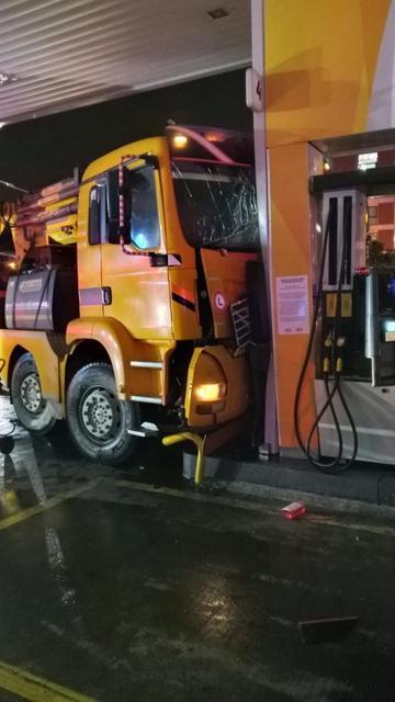 Aydın’da korku dolu anlar: Vinç akaryakıt istasyonuna daldı