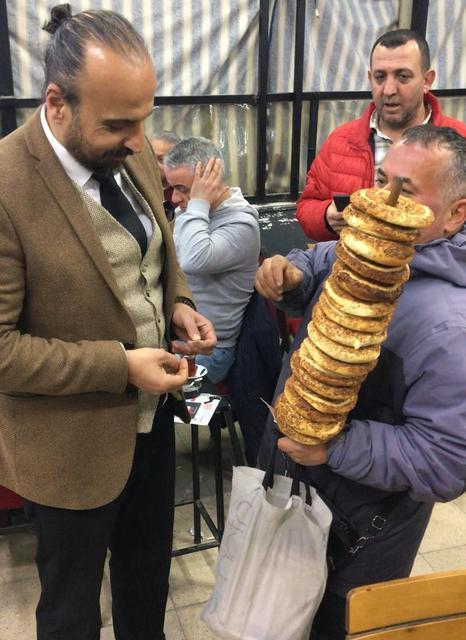 SİMİTÇİ HARÇLIĞI KİMDEN ALIRSA İBREYİ O YÖNE ÇEVİRİYOR ŞİMDİ DE DEMOKRAT PARTİLİ OLDU