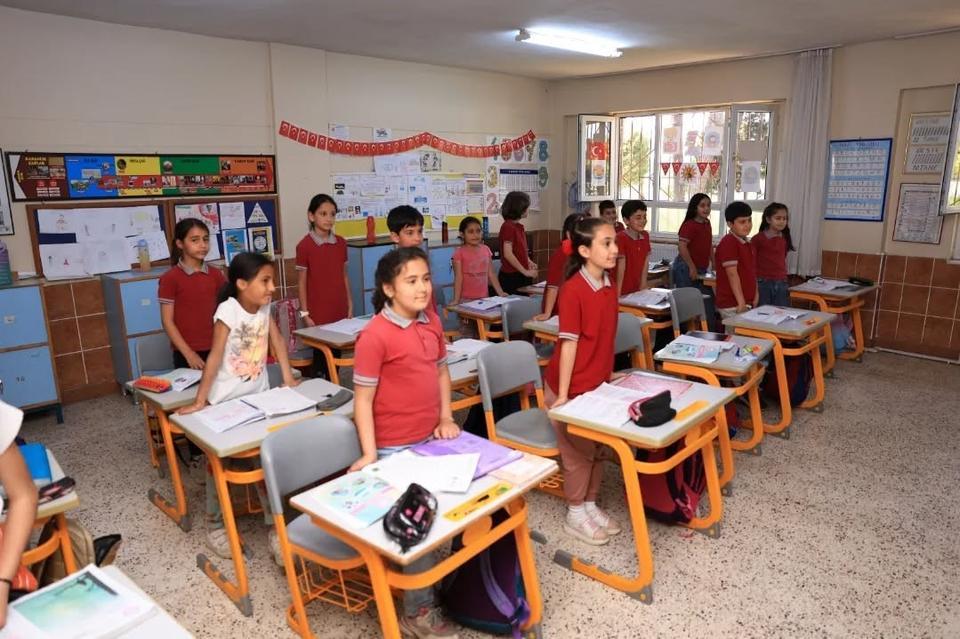 İNCİRLİOVA'DA HAYIRSEVER TARAFINDAN BAĞIŞLANAN SIRALAR OKULA TESLİM EDİLDİ