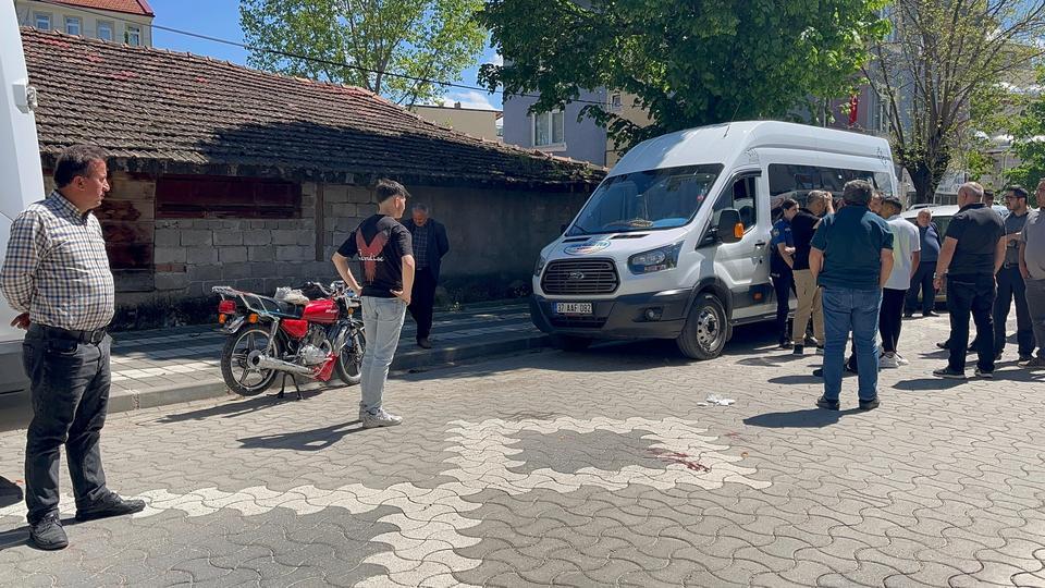 MOTOSİKLETTEN DÜŞEN SÜRÜCÜ ARALANDI