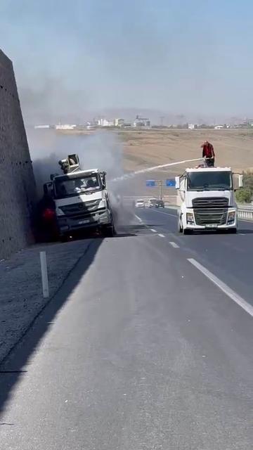 Seyir halindeki kamyon alev aldı