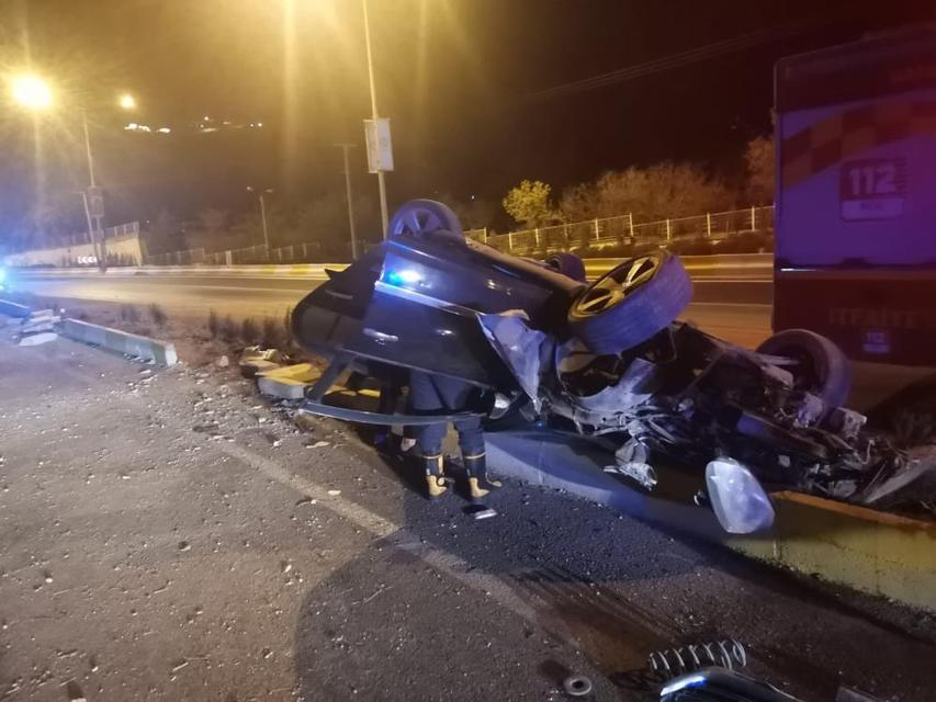 Devrilen otomobilin sürücüsü yaralandı