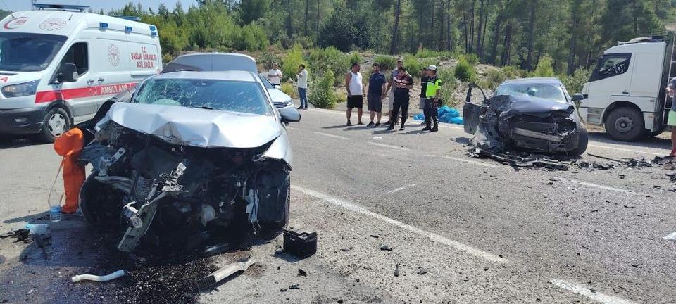 Otomobiller çarpıştı: 1 ölü, 3 yaralı