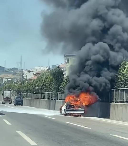 YANAN OTOMOBİLDEN GERİYE HURDA YIĞINI KALDI