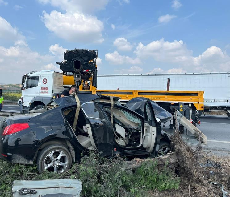 Otoyolda refüje çarpan otomobilin sürücüsü öldü
