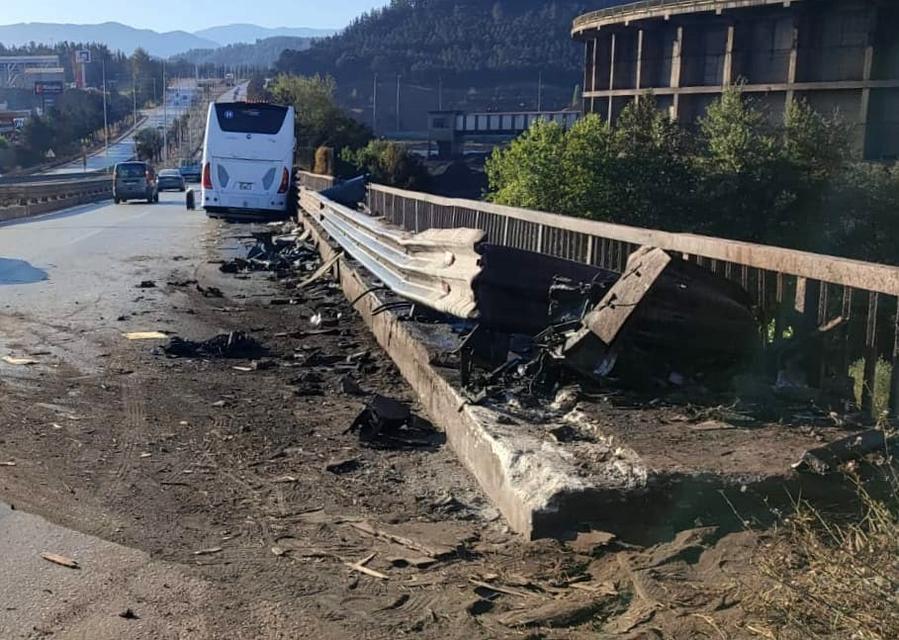 Yolcu otobüsü köprü bariyerlerine çarptı: 1 yaralı