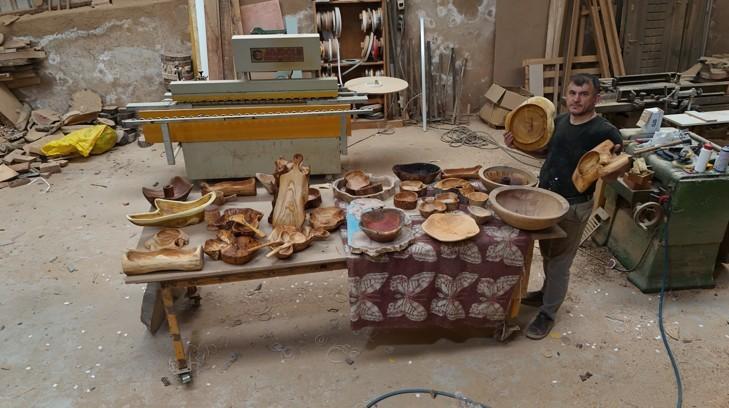 ÇÜRÜMÜŞ ZEYTİN AĞAÇLARINI SANAT ESERİNE DÖNÜŞTÜRÜYOR YAYLALARDAN TOPLAYIP ATÖLYESİNDE TEK TEK İŞLİYOR