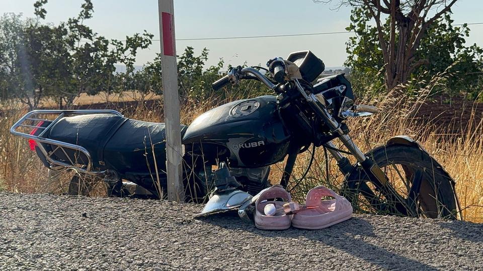 6 kişinin bindiği motosiklet devrildi