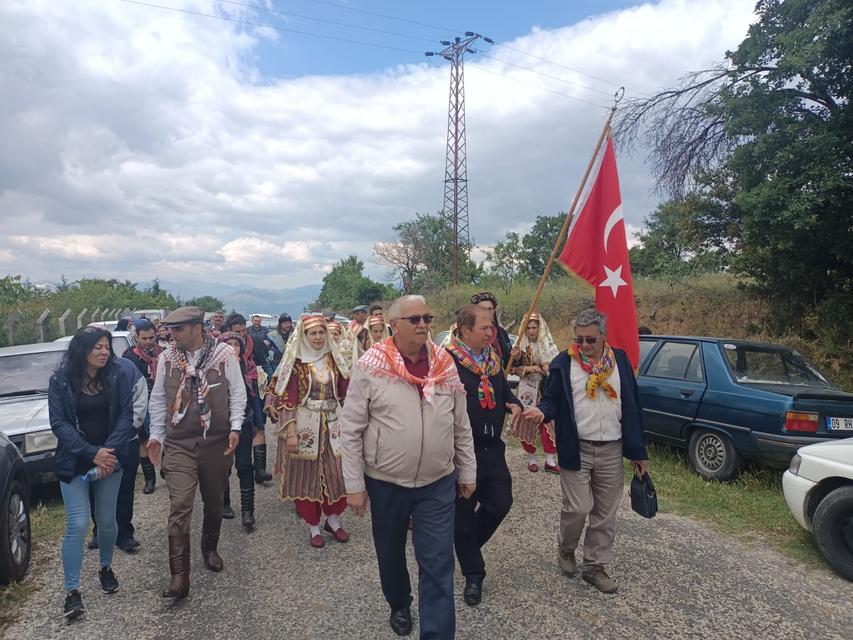 Yaşanan pandemi salgını ve deprem felaketi nedeniyle 5 yıldır yapılmayan Karaçakal Şenliklerinde emeği geçen herkese teşekkür eden Karaçakal, "Yörükleri Eğitim Kültür ve Dayanışma Derneği Başkanı Ertuğrul Ateş Toplakbağları mevkisinde gerçekleştirilen bu etkinliğin hem binlerce kişinin kaynaşması buluşması hem de unutulmaya yüz tutmuş gelenek ve göreneklerimizi canlandırıp gelecek kuşaklara aktarmanın heyecanına yaşıyoruz çok mutluyuz" diye konuştu.